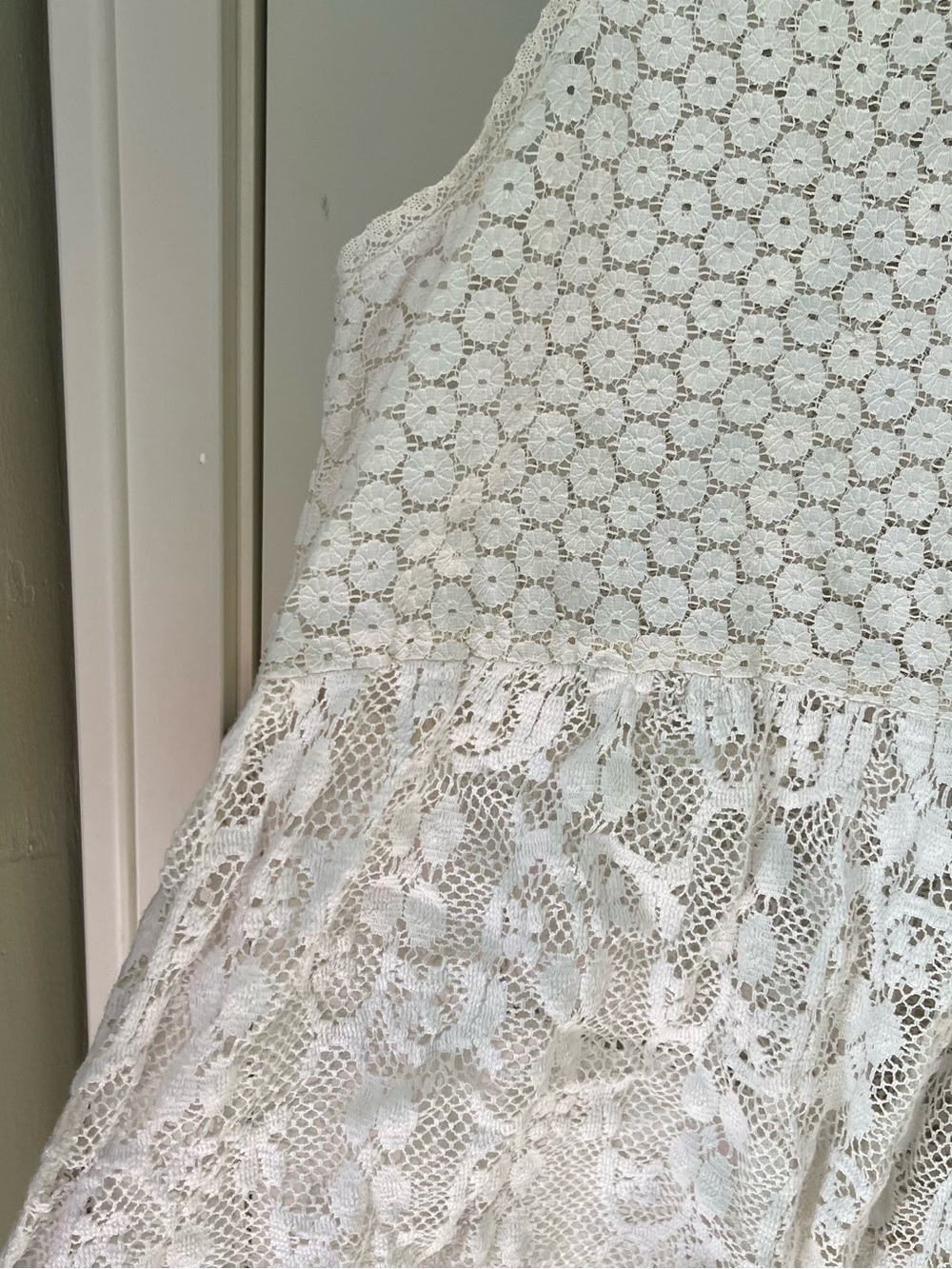 American Eagle Lace Peplum Tank Top Sleeveless White Large Keyhole - Picture 4 of 5
